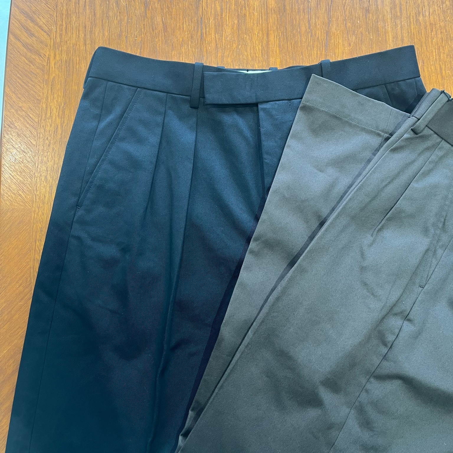 SCYEBASICSのSan Joaquin Cotton Pleated Trousers：ヴィンテージ感漂う上質なトラウザーズ
