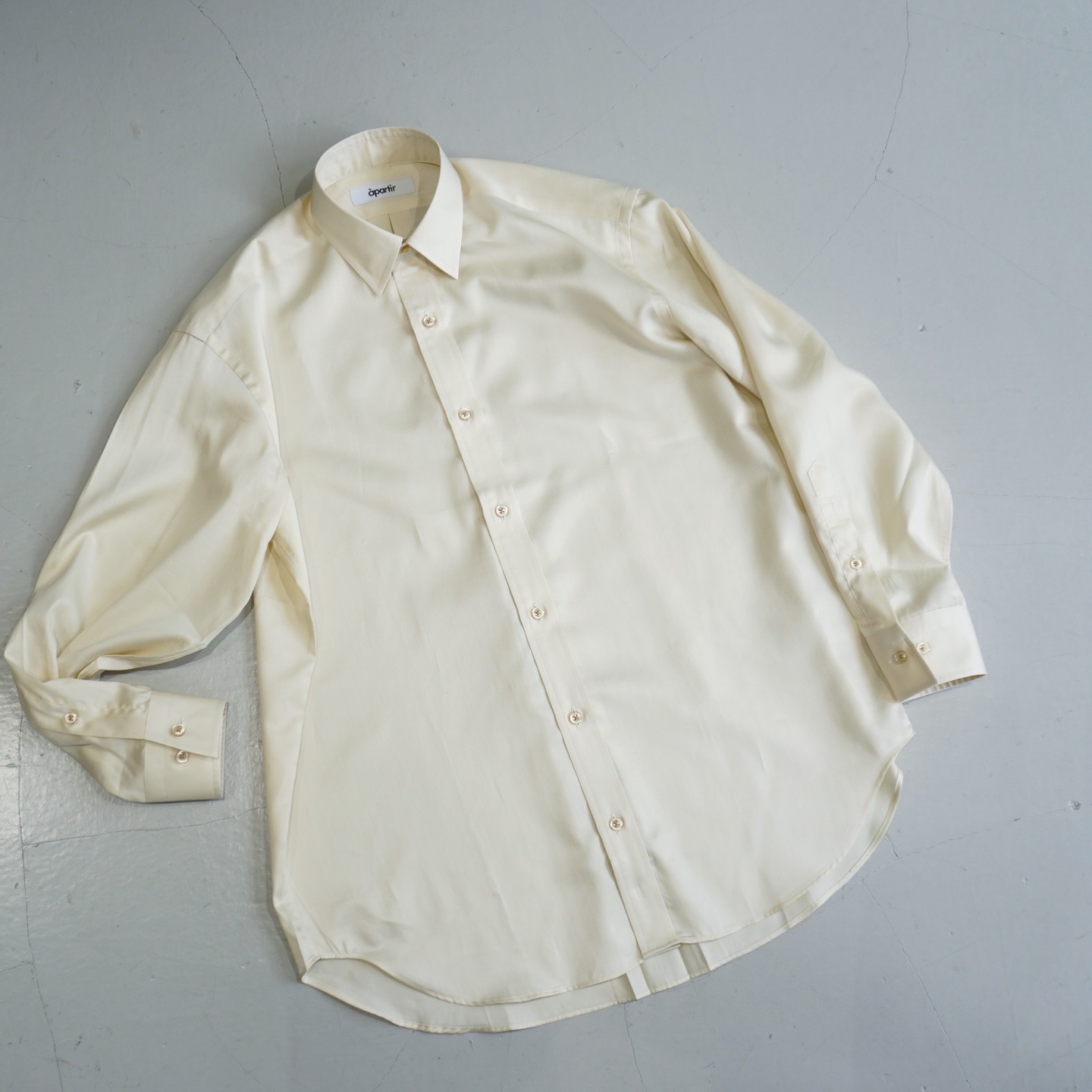 apartir Women’s Order Shirt– 女性のための、美しく整った一枚。