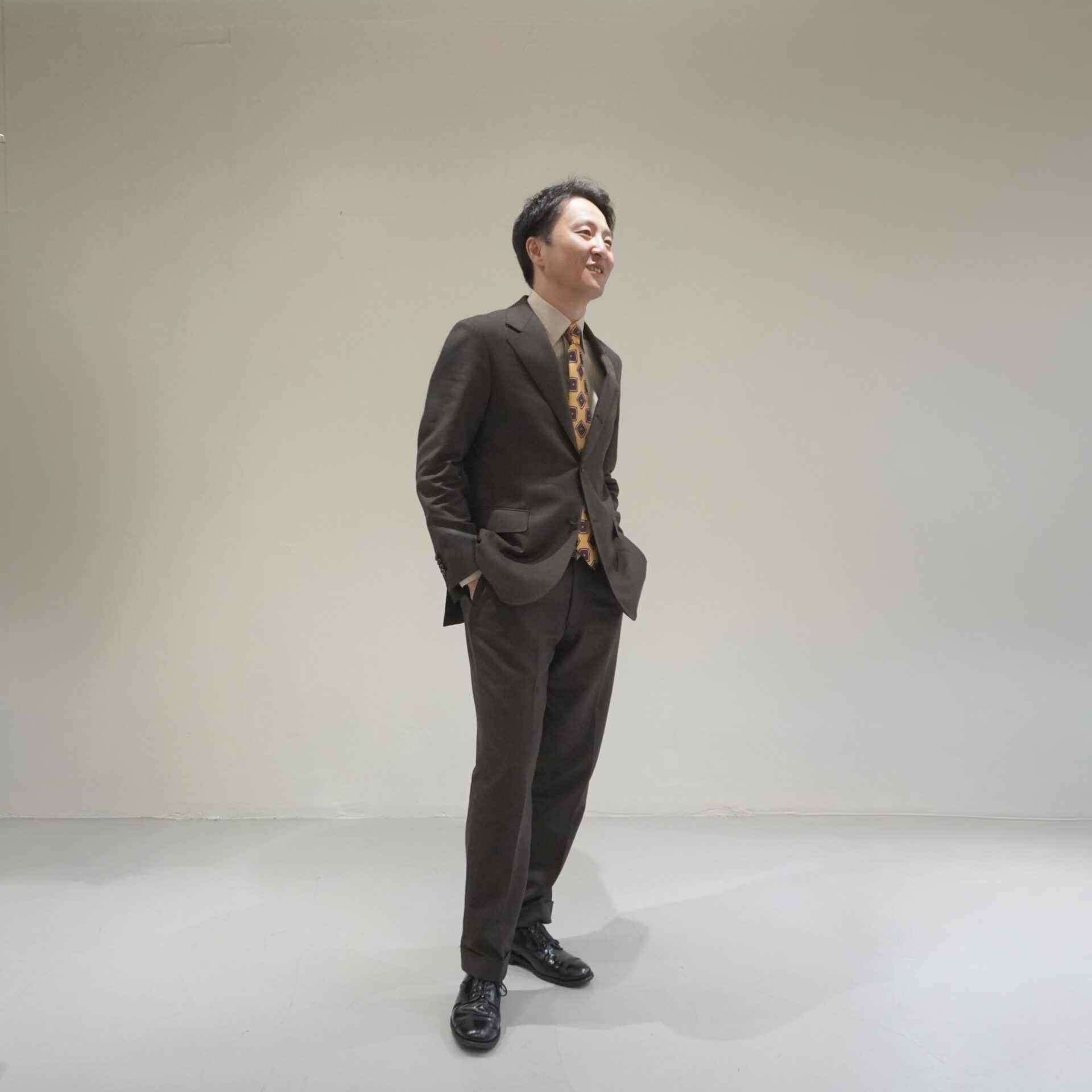 【名古屋】プロが選ぶオーダースーツ完全ガイド|apartirが提案する「素材×色×仕立て」の美学