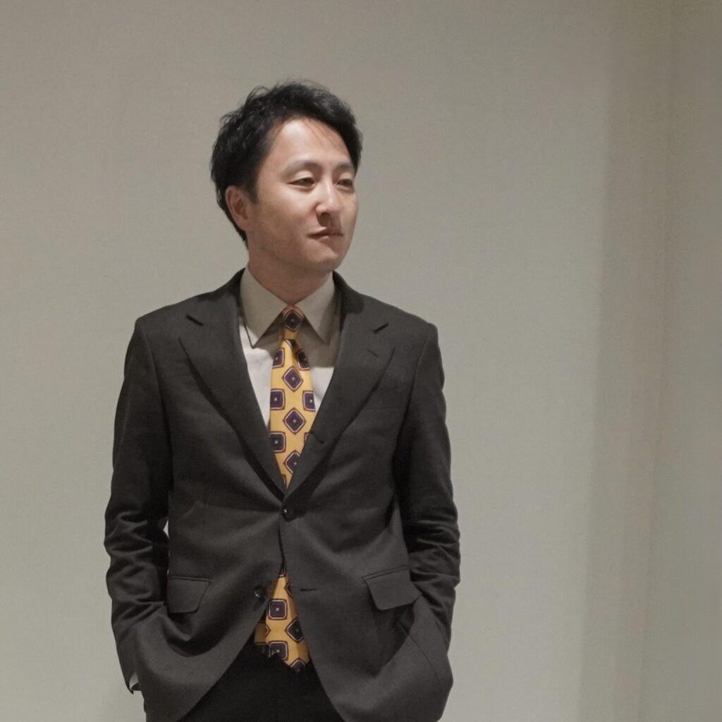 既製品のスーツに満足できないビジネスマンへ。フィット感、個性、品質——この3つを同時に実現できるのが、オーダースーツの真価です。